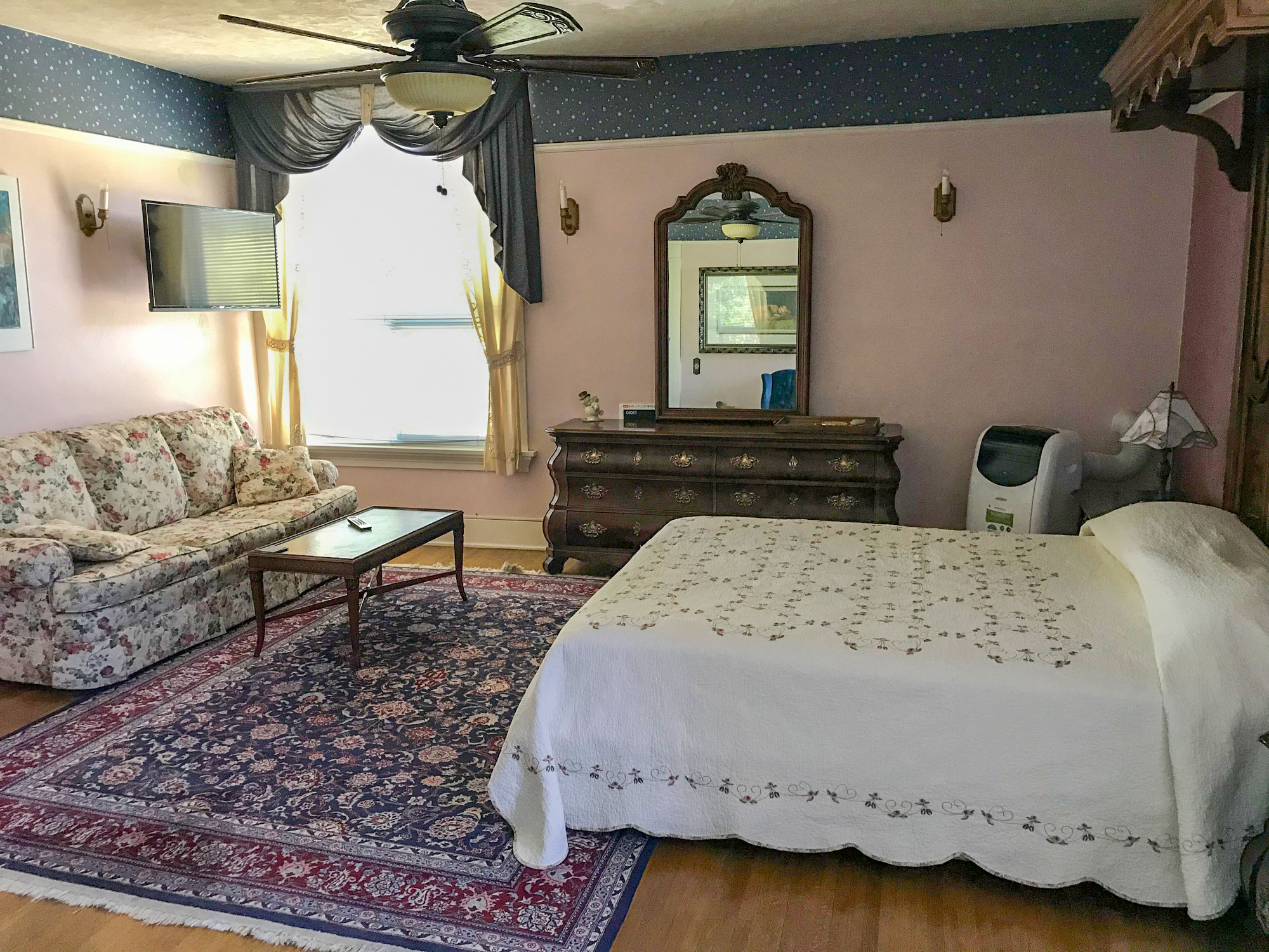An antique-furnished guestroom